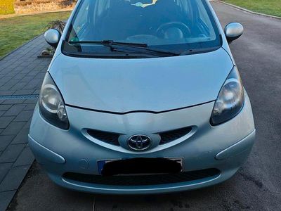 Gebraucht Toyota Aygo 68 PS (50 kW) 2005 Silber Kleinwagen