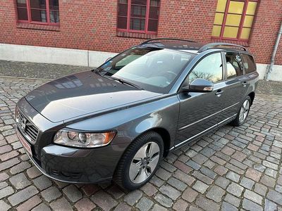Grau Gebraucht 2010 Volvo V50 Momentum Kombi | 11.900 €