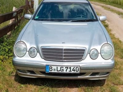 Silber Gebraucht 2002 Mercedes E200 Classic Kombi | 6.000 € (Teuer)