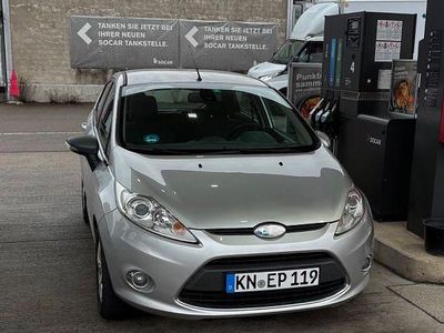 Gebraucht Ford Fiesta Ghia 82 PS (60 kW) 2010 Silber Kleinwagen