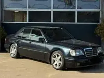 Używany Mercedes E500 320 KM (235 kW) 1994 Czarny Sedan/Limuzyna