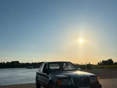 Brugt Mercedes E200 118 HK (86 kW) 1989 Sort Sedan