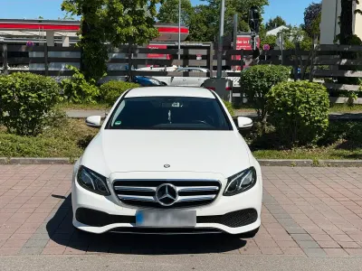 Gebraucht Mercedes E220 194 PS (142 kW) 2016 Weiß Limousine