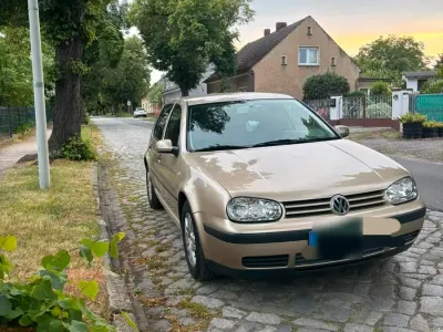 Gebraucht VW Golf IV 77 PS (56 kW) 2001 Gold Kleinwagen