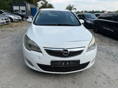 Gebraucht Opel Astra Selection 116 PS (85 kW) 2010 Weiß Limousine