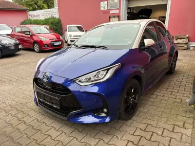 Gebraucht Toyota Yaris Hybrid Style 92 PS (67 kW) 2022 Nachtblau Kleinwagen