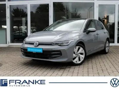 Gebraucht VW Golf VIII Life 116 PS (85 kW) 2024 Mondstein grau Limousine
