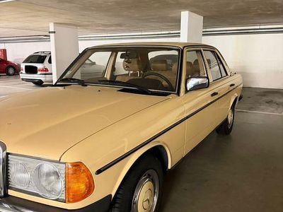 Usata Mercedes 200 94 CV (69 kW) 1982 Beige Berlina
