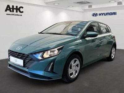 Gebraucht Hyundai i20 Select 78 PS (57 kW) 2025 Mangrove green Limousine