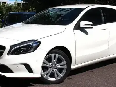 Gebraucht Mercedes A180 122 PS (89 kW) 2016 Calcitweiss  unilack Kleinwagen