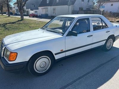 Gebraucht Mercedes 230 136 PS (100 kW) 1985 Weiß Limousine