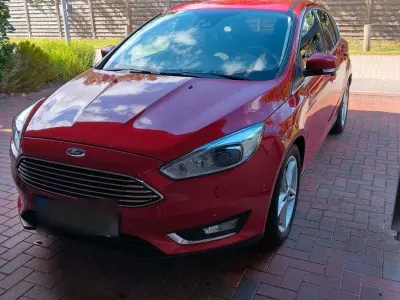 Gebraucht Ford Focus Titanium 120 PS (88 kW) 2017 Rot Limousine
