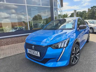 Gebraucht Peugeot e-208 GT 100 kW (136 PS) 2021 Blau hell Kleinwagen