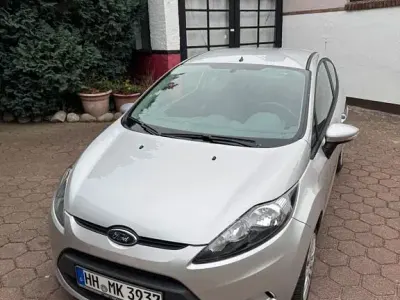 Gebraucht Ford Fiesta Ambiente 82 PS (60 kW) 2010 Silber Limousine