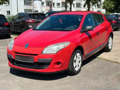 Gebraucht Renault Mégane Authentique 101 PS (74 kW) 2011 Rot Limousine