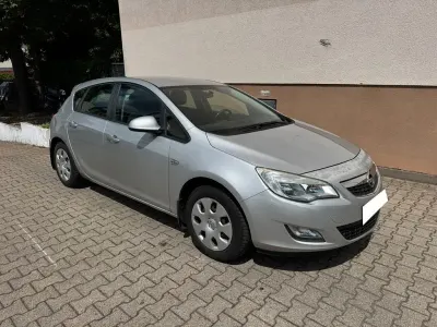 Gebraucht Opel Astra Edition 101 PS (74 kW) 2010 Silber Limousine