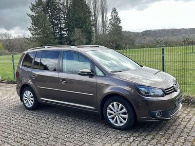 Gebraucht VW Touran Highline 140 PS (102 kW) 2014 Braun Van / Kleinbus
