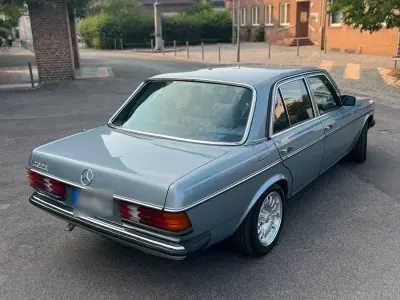 Gebraucht Mercedes E230 136 PS (100 kW) 1984 Blau Limousine