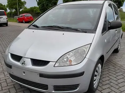 Begagnad Mitsubishi Colt Invite 95 HK (69 kW) 2005 Silver Halvkombi