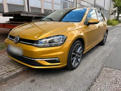 Gebraucht VW Golf VII Sound 125 PS (91 kW) 2018 Gold Kleinwagen