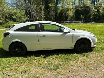Usata Opel Astra GTC Sport 116 CV (85 kW) 2008 Bianco Coupé