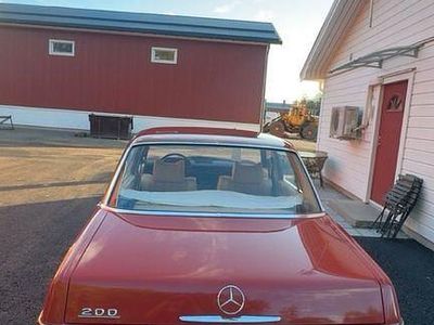 Gebraucht Mercedes 200 95 PS (69 kW) 1975 Rot Limousine