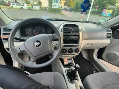 Gebraucht Kia Cerato 105 PS (77 kW) 2007 Schwarz Limousine