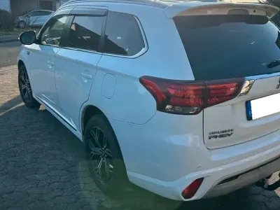 Gebraucht Mitsubishi Outlander P-HEV Basis 224 PS (164 kW) 2019 Weiß SUV