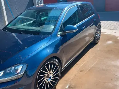 Gebraucht VW Golf VII Highline 122 PS (89 kW) 2013 Blau Limousine