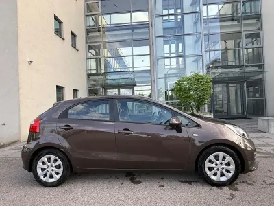 Gebraucht Kia Rio Attract 86 PS (63 kW) 2015 Braun Limousine