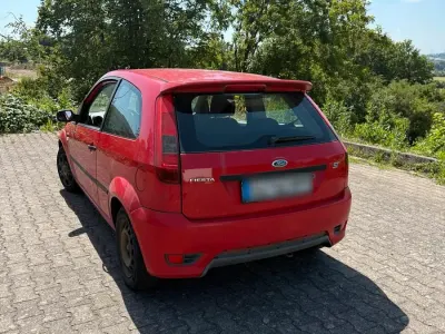 Gebraucht Ford Fiesta 69 PS (50 kW) 2005 Rot Kleinwagen