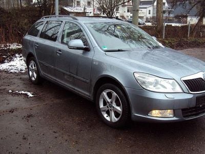 Grau Gebraucht 2011 Skoda Octavia Family Kombi | 2.900 € (Superpreis)