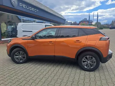 Gebraucht Peugeot 2008 Active 131 PS (96 kW) 2022 Orange SUV