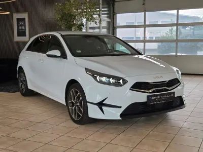 Używany Kia Ceed 140 KM (102 kW) 2025 Biały Hatchback