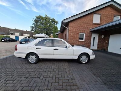 Weiß Gebraucht 1994 Mercedes C180 Elegance Limousine | 5.900 €