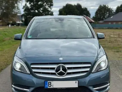 Gebraucht Mercedes B200 136 PS (100 kW) 2012 Blau Kleinwagen