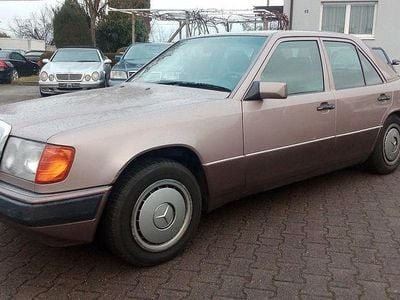 Gold Gebraucht 1993 Mercedes E300 Limousine | 13.900 €