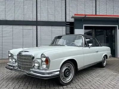 Begagnad Mercedes W111 SE 200 HK (147 kW) 1970 Vit Sportkupé