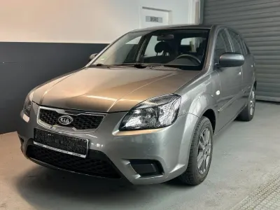 Gebraucht Kia Rio 75 PS (55 kW) 2010 Silber Limousine