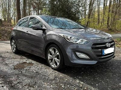 Gebraucht Hyundai i30 105 PS (77 kW) 2015 Grau Kleinwagen