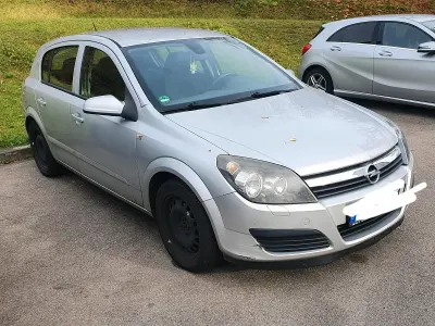 Używany Opel Astra 105 KM (77 kW) 2007 Srebrny Sedan/Limuzyna
