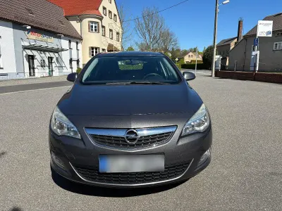 Używany Opel Astra Design Edition 101 KM (74 kW) 2011 Czarny Sedan/Limuzyna