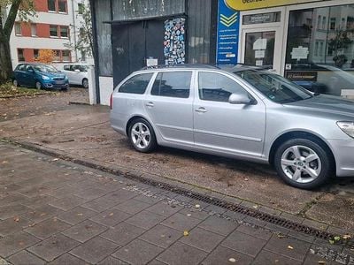 Gebraucht Skoda Octavia 105 PS (77 kW) 2011 Grau Kombi