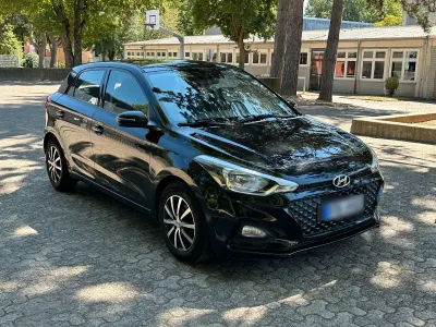 Gebraucht Hyundai i20 Pure 75 PS (55 kW) 2019 Schwarz Kleinwagen