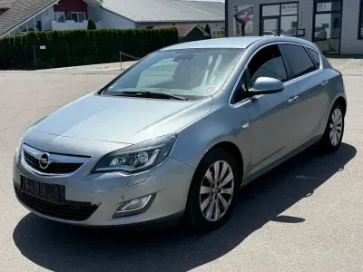 Używany Opel Astra Innovation 116 KM (85 kW) 2011 Srebrny Sedan/Limuzyna