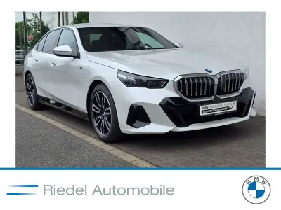 Gebraucht BMW 520 M Sport 208 PS (152 kW) 2025 Mineralweiß metallic Limousine