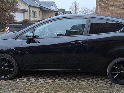 Gebraucht Ford Fiesta Trend 101 PS (74 kW) 2014 Schwarz Kleinwagen