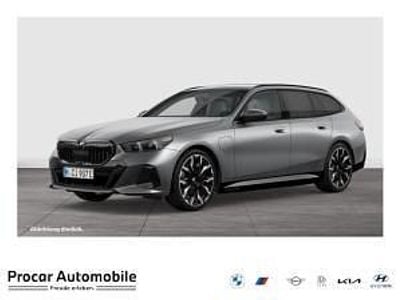 Nieuw BMW 550e M Sport 313 PK (230 kW) 2026 Grijs Stationwagen