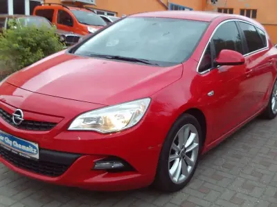 Gebraucht Opel Astra Design Edition 140 PS (102 kW) 2012 Rot Limousine