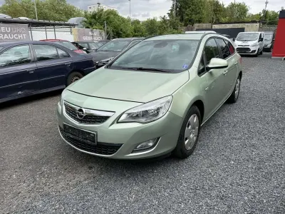 Używany Opel Astra Design Edition 116 KM (85 kW) 2011 Zielony Sedan/Limuzyna